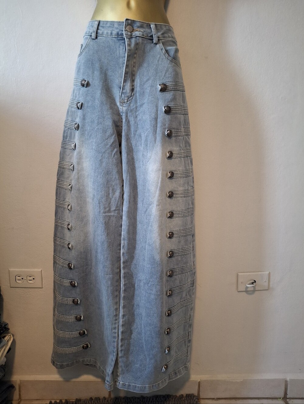 Wide-Leg High-Waist Light Wash Jeans with Button-Stud Side Detail